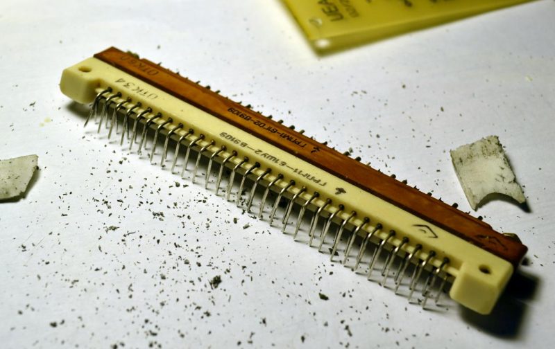 Очистка контактных выводов вилки ГРПМ1-61ШУ2 от окислов серебра с помощью ластика