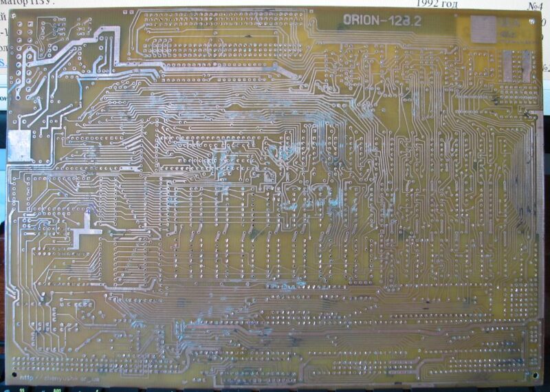 Вытравленная плата компьютера Орион-128 вид сверху после удаления фоторезиста и сверления отверстий