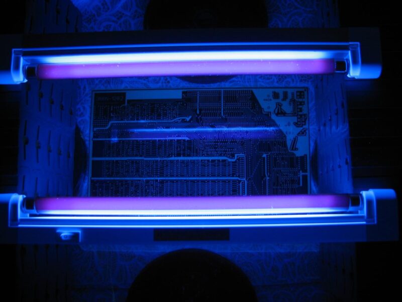 Процесс экспонирования фоторезиста ультрафиолетовом свете при создании платы компьютера Орион-128 - 2