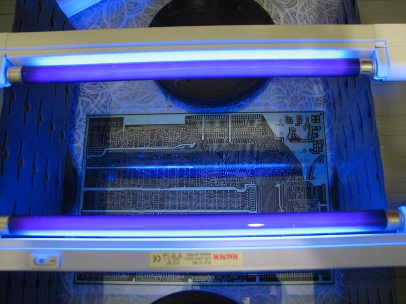 Процесс экспонирования фоторезиста ультрафиолетовом свете при создании платы компьютера Орион-128
